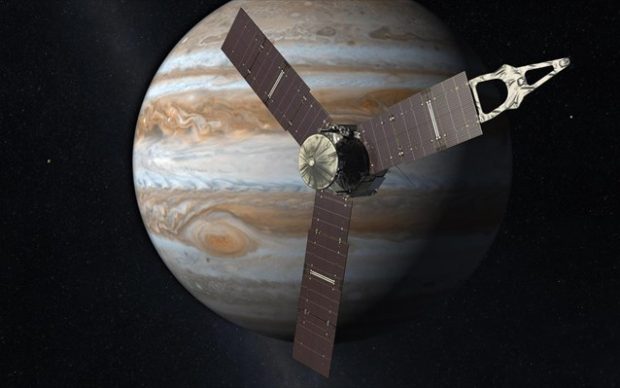 NASA Σύμφωνα με τη NASA, θα πρόκειται για ένα ιδιαίτερα δύσκολο και προκλητικό εγχείρημα, καθώς ο Δίας βρίσκεται στο «σκληρότερο» περιβάλλον που γνωρίζουμε από άποψης ραδιενέργειας- αλλά το Juno είναι ειδικά σχεδιασμένο για να μπορεί να ταξιδεύει σε τέτοιες ζώνες.