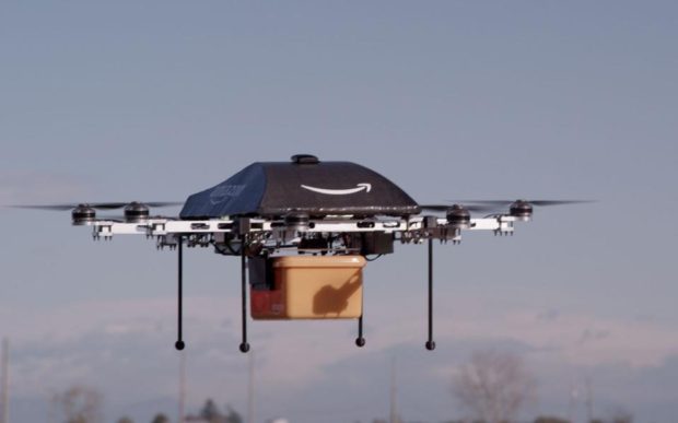 Εταιρείες όπως η Google και η Amazon ετοιμάζονται να εντάξουν στις υπηρεσίες τους τη μεταφορά εμπορευμάτων με drones, δεδομένης της αυξημένης καταναλωτικής ζήτησης.