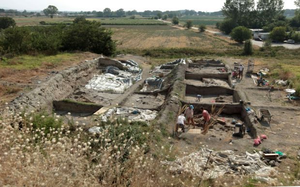 Bulgarian archaeologists dig during excavation works in an ancient settlement near the village of Yunatsite in southern Bulgaria August 8, 2016. Picture taken August 8, 2016. REUTERS/Dimitar Kyosemarliev FOR EDITORIAL USE ONLY. NO RESALES. NO ARCHIVES.