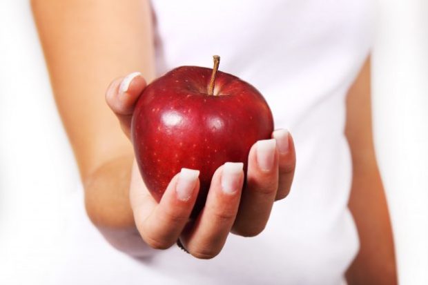apple-diet-female-food-42068-624x416