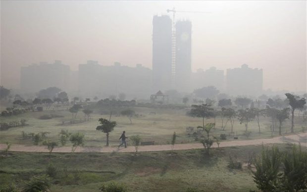 EPA/HARISH TYAGI Η ατμοσφαιρική ρύπανση στην Ινδία κοστίζει τη ζωή σε μισό εκατομμύριο ανθρώπους κάθε χρόνο, και συντομεύει το προσδόκιμο ζωής των κατοίκων της κατά περίπου δύο χρόνια.  