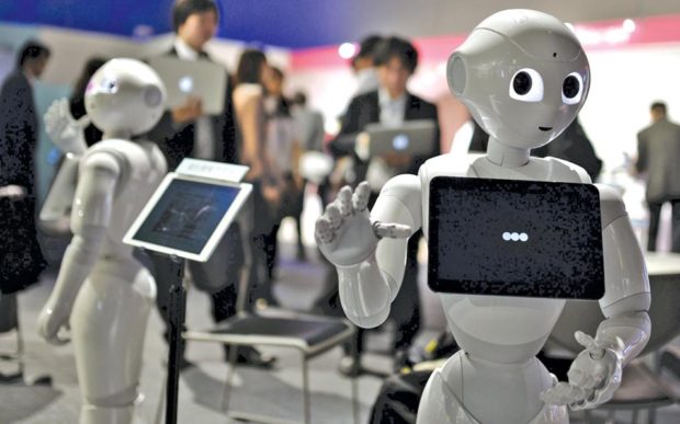 Το ανθρωποειδές ρομπότ Πέπερ, που παρουσιάστηκε στο Τόκιο τον Ιανουάριο, είναι ικανό να συνδιαλέγεται με πελάτες αλλά και να τους εξυπηρετεί σε καταστήματα.