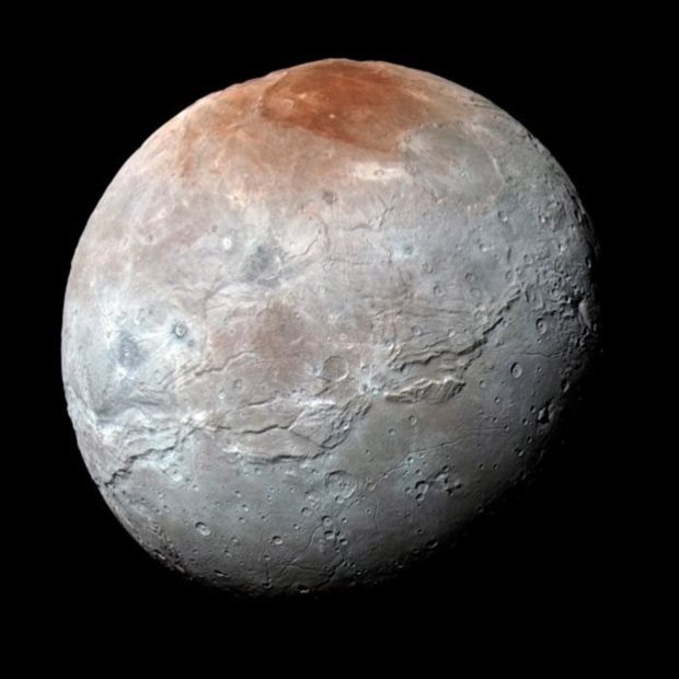 Η νέα εικόνα του Χάροντα με τον ερυθρό μεθάνιο στον βόρειο πόλο του. Credit: (NASA/JHUAPL/SwRI)