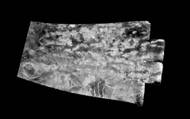 NASA/JPL-Caltech Οι νέες εικόνες προέκυψαν από κοντινό πέρασμα από τον Τιτάνα στις 25 Ιουλίου, όταν το σκάφος έφτασε σε απόσταση 976 χλμ από το μεγάλο φεγγάρι. Το ραντάρ του διαστημοπλοίου είναι ικανό να διεισδύσει στα νέφη του Τιτάνα, για να αποκαλύψει λεπτομέρειες για την επιφάνειά του.