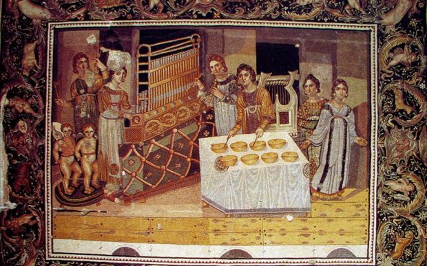 Ψηφιδωτό από το Mariamin που εκτίθεται στο μουσείο της αρχαίας πόλης Επιφάνεια (Χάμα). Είναι γνωστό ως το ψηφιδωτό των γυναικών μουσικών ή ψηφιδωτό του κοντσέρτου. Τέλος 4ου αι. μ.Χ.- Η φωτογραφία προέρχεται απο το αρχείο της Γιώτας Ασημακοπούλου-Ατζακά.