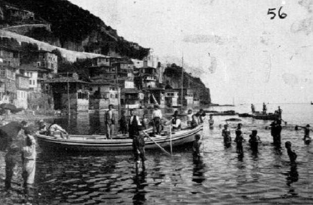 *Φωτ.: (epm.gr) η παραλία της Κερασούντας το 1910 Γιώτα Ιωακειμίδου* Φιλόλογος