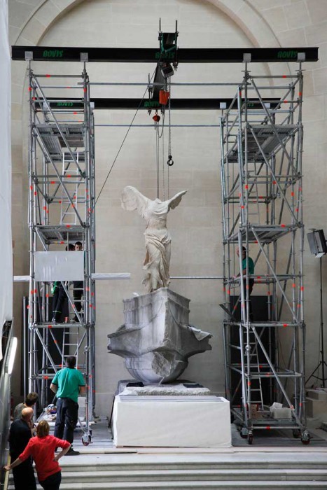 Ο νους του ανθρώπου ζαλίζεται όταν σκεφτεί τη μετακίνηση του τεράστιου αγάλματος και τη μεταφορά του στο «χειρουργείο της συντήρησης», κολοσσιαία επιχείρηση που κόστισε 4 εκατομμύρια ευρώ Πηγή: www.lifo.gr