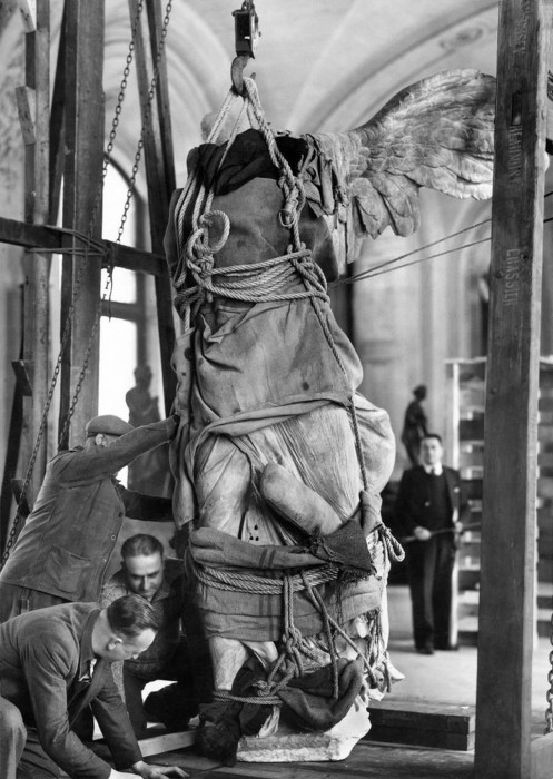 Κατά την εκκένωση του Λούβρου το 1939, το άγαλμα μεταφέρεται με ένα φορτηγό που εχρησιμοποιείτο για μεταφορά σκηνικών θεάτρου. Πηγή: www.lifo.gr