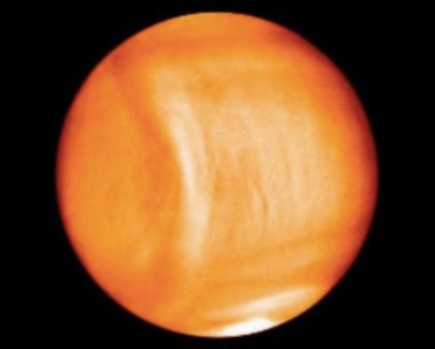 Μια από τις εικόνες του μυστηριώδους κύματος που σχηματίστηκε στην ατμόσφαιρα της Αφροδίτης. Credit: (Planet-C) 