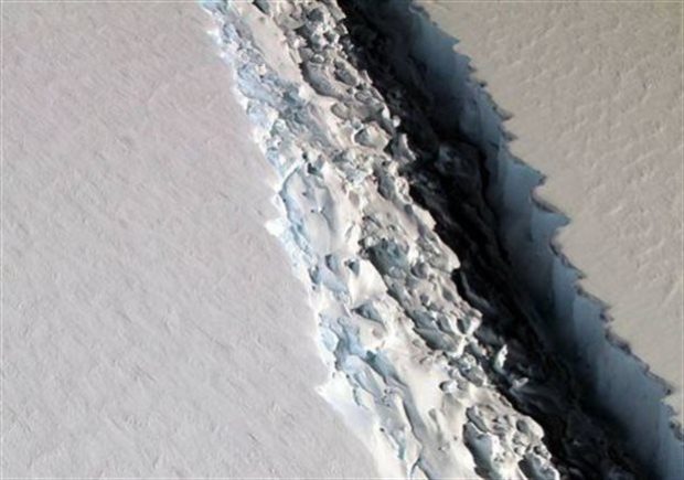 Μια ρωγμή πλάτους 100 μέτρων στην κρηπίδα πάγου Larsen C της Ανταρκτικής προμηνύει τη γέννηση ενός γιγάντιου παγόβουνου