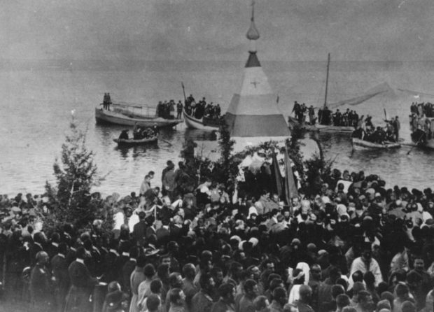 Θεοφάνεια στο μώλο της Τραπεζούντας, 1917. Πλήθη κόσμου, παρίστανται στην τελετή υπό τον μητροπολίτη Τραπεζούντος Χρύσανθο....