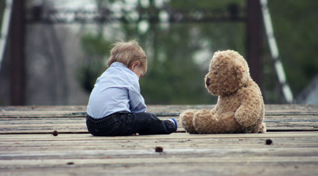 child-alone01
