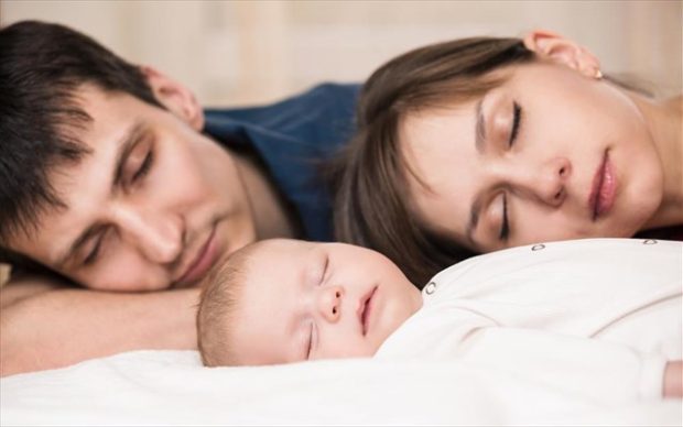 SHUTTERSTOCK Οι ειδικοί έχουν εκδώσει σχετικές οδηγίες με στόχο να εξαλειφτούν οι θάνατοι μωρών μέχρι 2 ετών τα οποία συνηθίζουν οι γονείς να «φιλοξενούν» στο δικό τους κρεβάτι την ώρα του ύπνου.